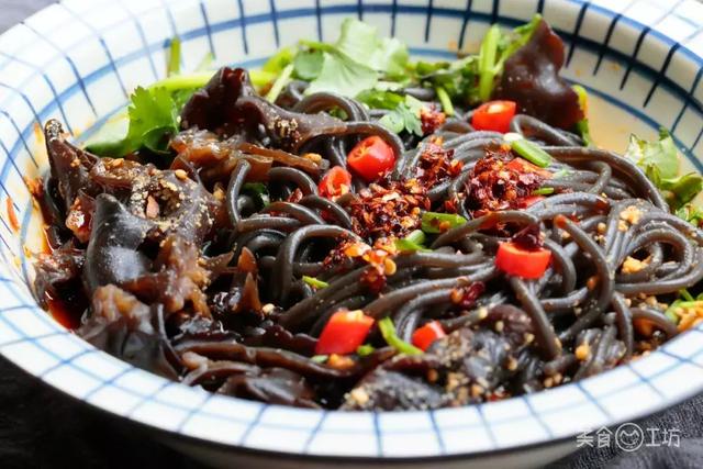 孕妇能吃蕨根粉吗，蕨根粉什么人不能吃（这一碗销魂粉，调好料汁很重要）