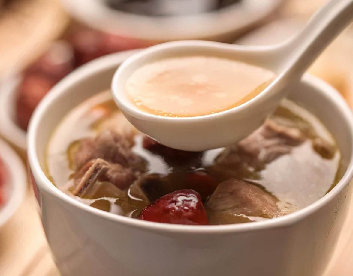 枸杞配升麻,柴胡,白术,党参等,可以组成补中益气汤,治脾虚气陷证.