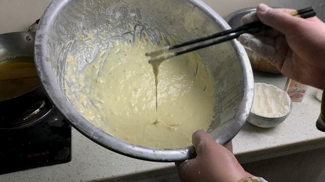 炸鱼的面糊怎么调，炸鱼的面糊如何做才能酥脆（炸鱼时，有人用淀粉有人用面粉）