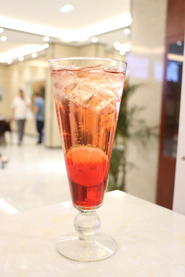 英式调酒和花式调酒有什么区别，英式调酒跟美式调酒的区别（花式调酒的饮品有什么种类）