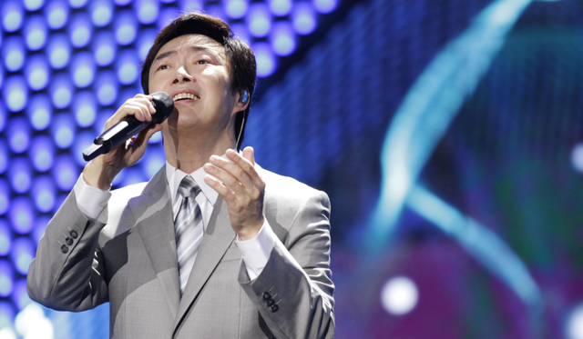 现在小哥费玉清过得怎么样，64岁的费玉清退出神坛