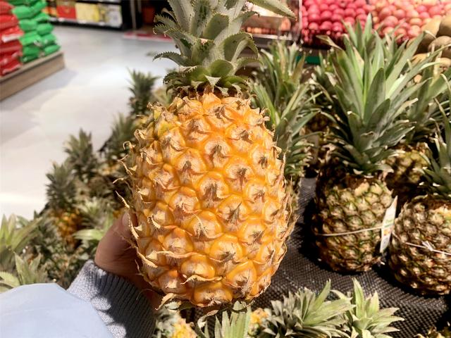 菠萝怎么吃，菠萝怎么吃不涩舌头（用盐水泡可不行）