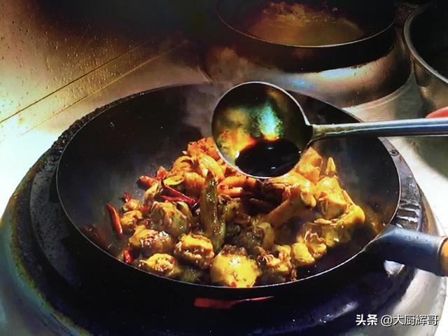 地锅炖柴鸡的做法，地锅炖柴鸡的做法视频（大厨分享专业的做法）
