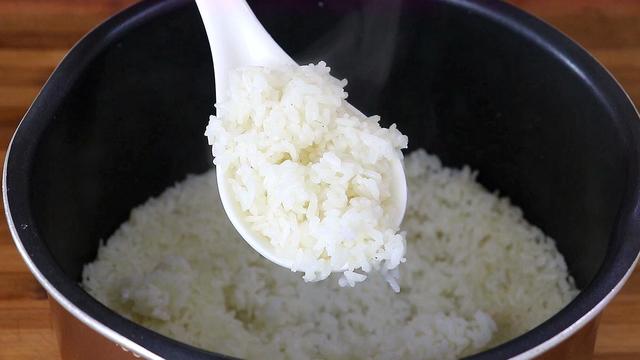 蒸米饭最简单方法，蒸米饭最简单方法窍门（米饭别用清水蒸）