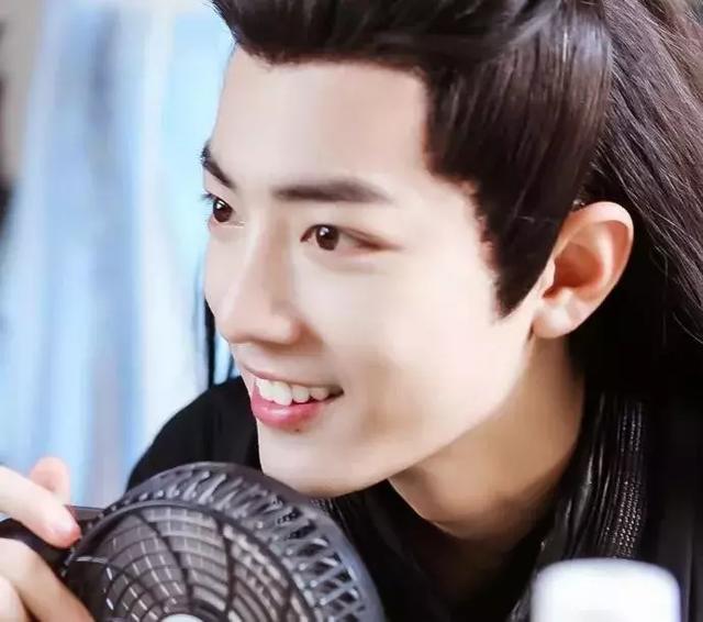 ckj眼镜架属于什么档次，ckj眼镜是什么价位（肖战在眼睛上动了什么手脚）