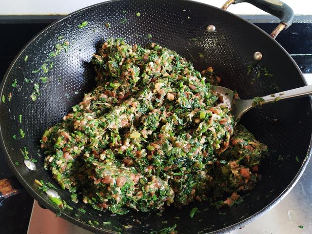 荠菜猪肉馅馄饨怎么调好吃，在我们家，但凡想不出要吃什么