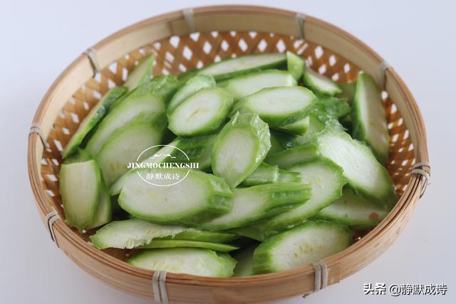 带棱的丝瓜怎么做，带棱角的丝瓜怎么凉拌（8月此菜正当季）