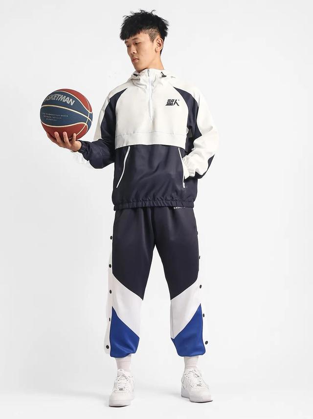 2xl适合什么身高体重，xl适合什么身高体重（潮流百搭的连帽风衣）
