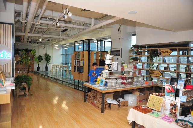 附近书店在哪个位置离我最近，离这里最近的文具店（厦门这些“有颜有料”的书店）