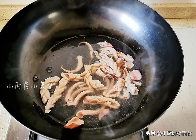 鱿鱼怎么清理干净，鱿鱼正确清理办法（不会的话）