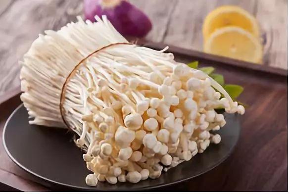 金针菇什么情况下有毒，金针菇怎么会有毒（金针菇和金针菜是一个东西吗）