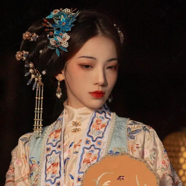 神仙颜值的动漫头像女，神仙动漫女头微信（这些神仙古风女头也太好看了吧）