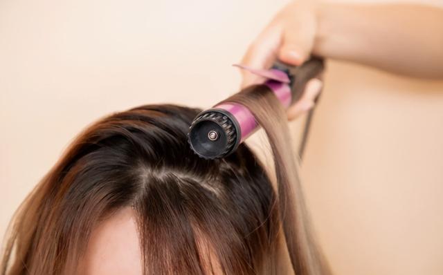 头发蓬松怎么弄柔顺弄直，怎么才能让你头发变直顺（头发细软贴头皮别乱烫头）