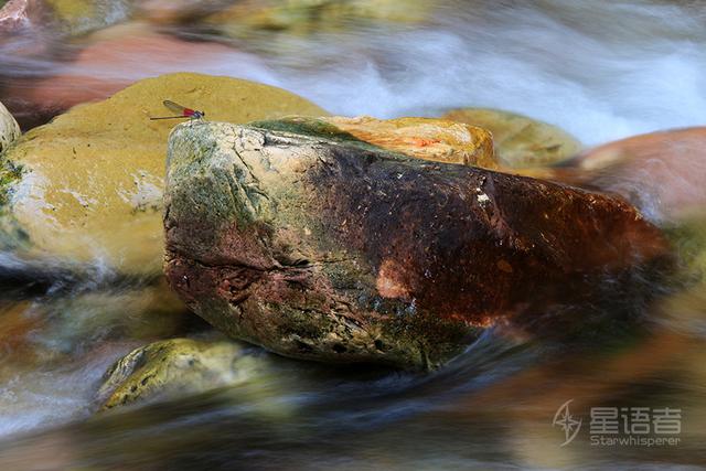 张家界的西边是哪里，张家界另一半的美——天外奇石坠人间