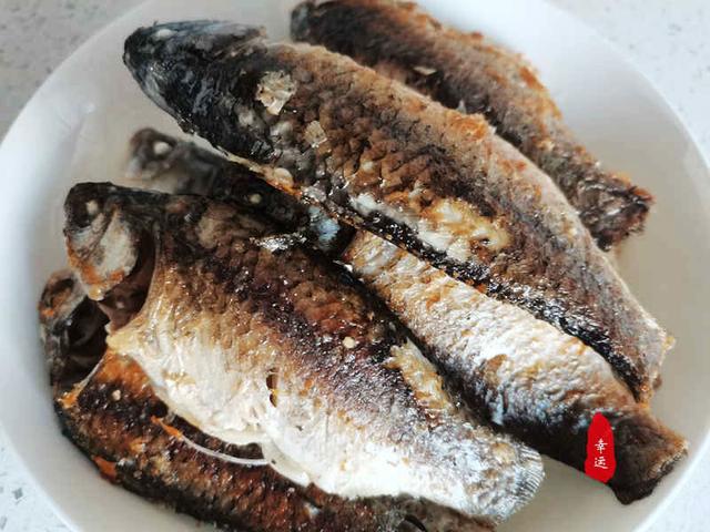 酥鱼的做法和配料，酥鱼的做法和配料炸鱼起（鱼刺变得绵软不必吐剌了）