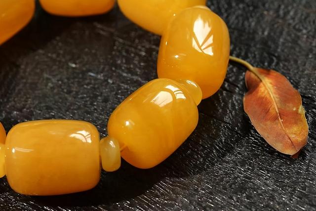 蜜蜡怎么鉴别，鸡油蜜蜡怎么鉴别（鉴别蜜蜡真假的10种方法）