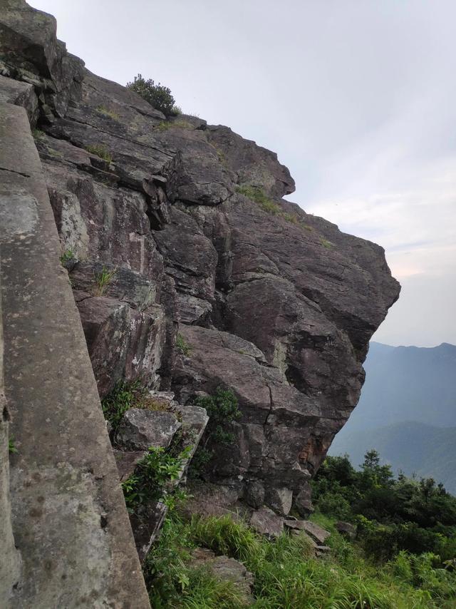 银瓶山海拔多少米，东莞银瓶山海拔多少米（银瓶山海拔896米）