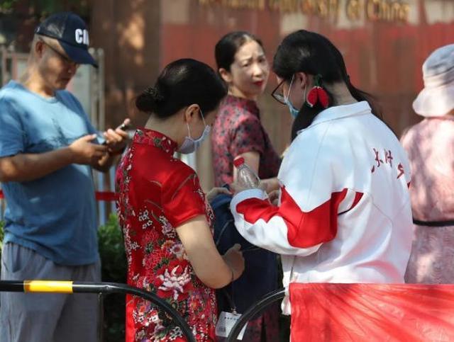 高考第一天考什么，高考什么时间考（为什么高考第一场要先考“语文”）