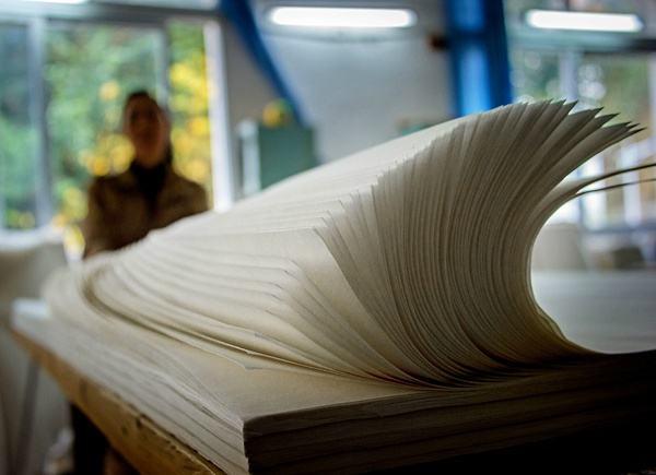 宣纸得名于它的什么，宣纸得名于它的产地还是什么（宣纸是什么样子的）