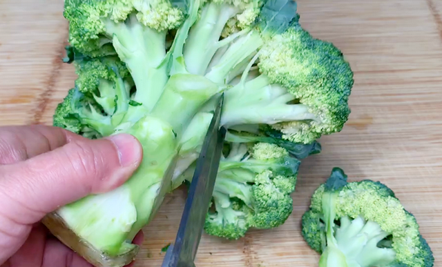 西兰花如何清洗，怎么清洗西兰花（西蓝花千万别用清水洗）