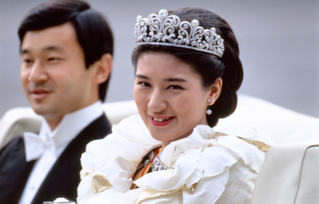 梦见蛇缠腰上是什么意思，梦见蛇缠在腰上（当上皇后也逃脱不了生儿子的压力）