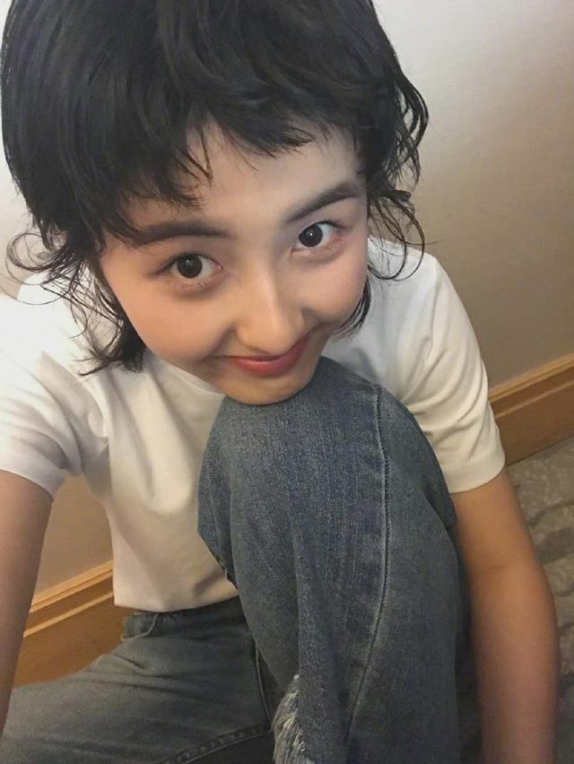 女微信图片简单气质，简单气质的女生微信头像     我记得我爱过（女头像：“我不等了）