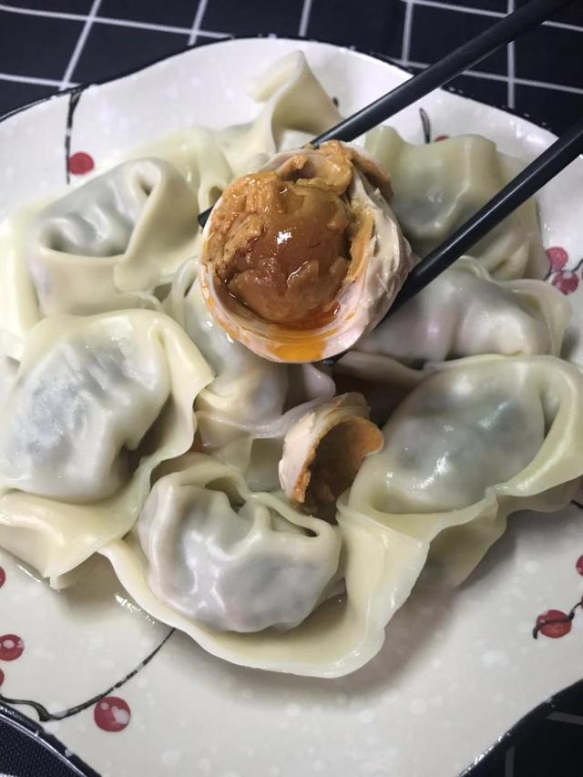 烤海鸭蛋怎么吃，烤海鸭蛋吃了会上火吗（爆油的烤海鸭蛋就饺子吃）