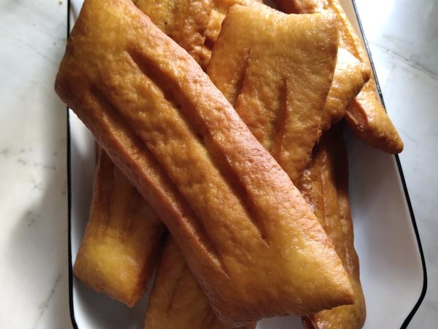 白糖100克 油适量 开水90克 c炸油适量焦作小吃----油炸麻糖的做法