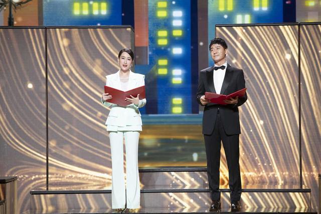 绿色衣服配什么颜色的裤子，绿色体恤配什么颜色裤子好看（用“绿色”外套配牛仔裤）