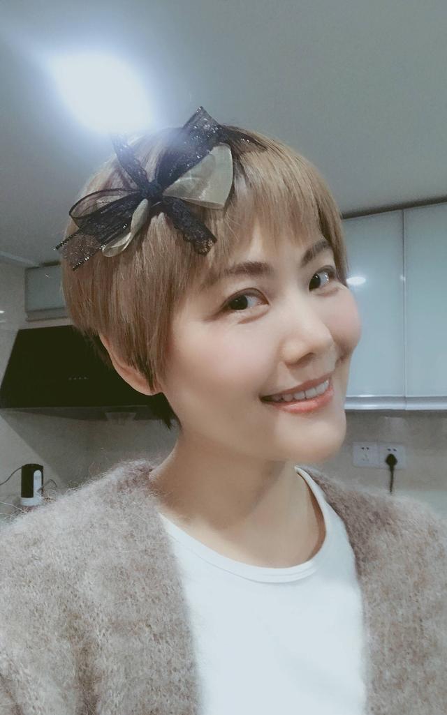 柳红扮演者陈莹晒美照，黄发抢眼颜值胜过林心如