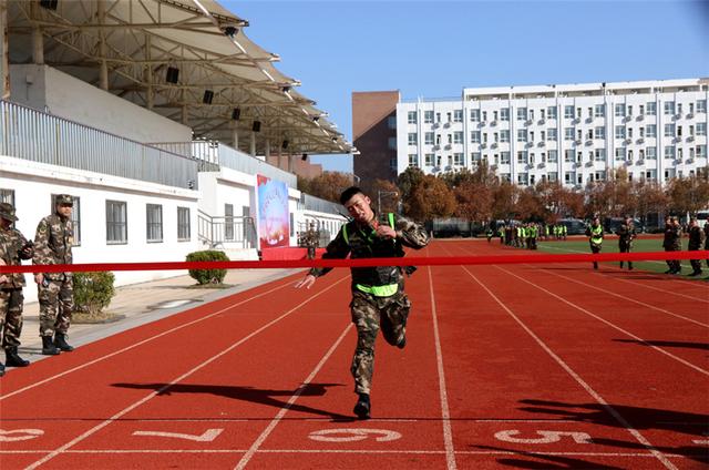 运动会新闻稿范文，学校体育运动会新闻稿（这场军体运动会）