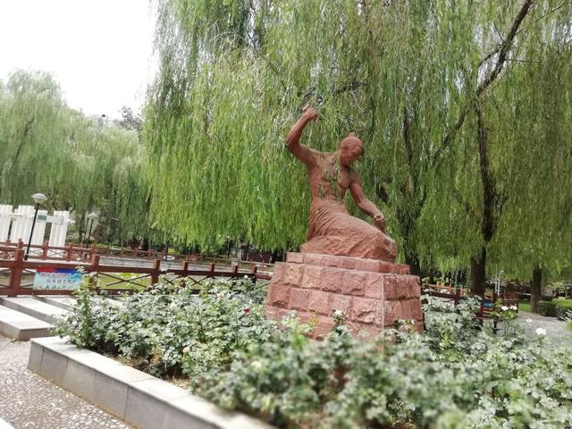 太阳地球月亮运行图，地球月球运动轨迹图（公园虽小，历史文化元素不少）