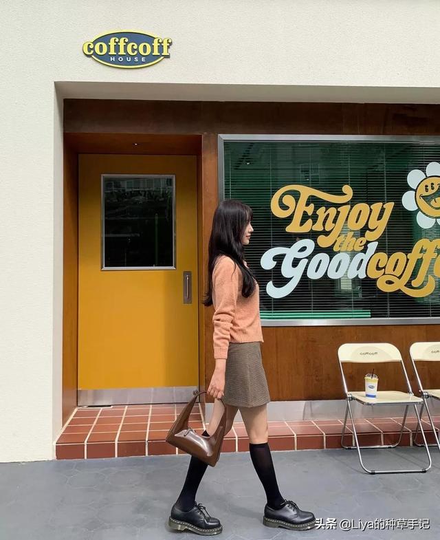 女生穿裙子里面穿的是什么，女生穿裙子里面穿什么裤子（裙子里还在穿“打底裤”吗）