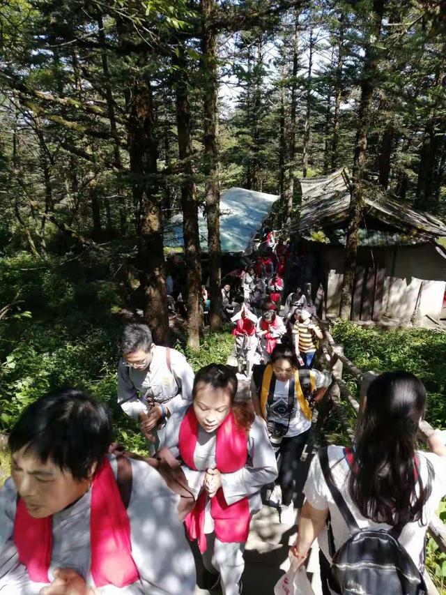 峨眉山金顶攻略，乐山峨眉山四天旅游攻略（半天时间峨眉山上金顶攻略）