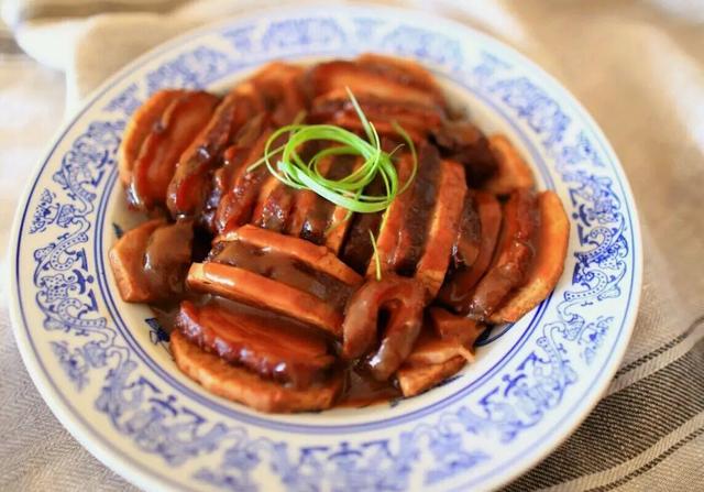 扣肉是哪里的菜，扣肉哪个城市最好吃最有名（为什么芋头会成为“扣肉”这道广东传统名菜中必备的搭配）