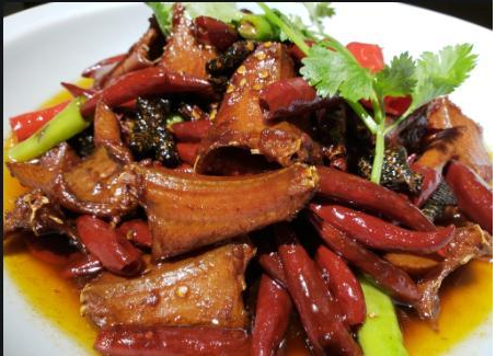 蛇肉能吃吗，爱医生解读吃蛇的好处与坏处