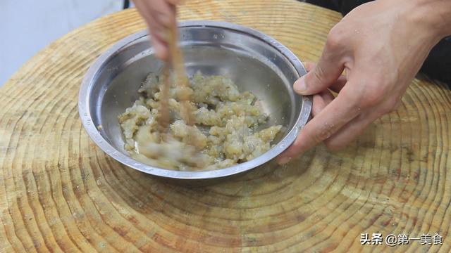 虾饼的做法，香煎虾饼的做法（厨师长教你做一道营养丰富的早餐虾饼）