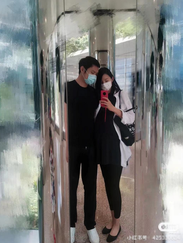张梓琳罕晒全家福，挺孕肚与老公聂磊相拥，大赞他是好伴侣好父亲
