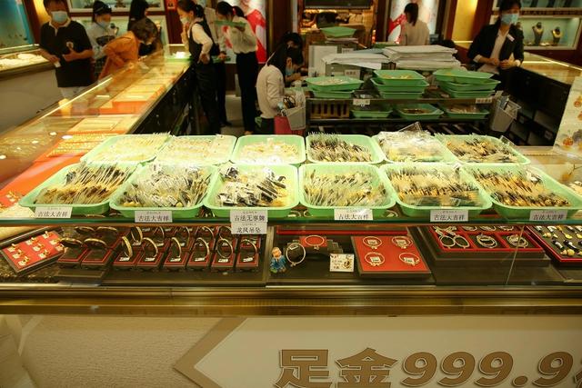 老凤祥为啥比周大福便宜，老凤祥和周大福哪个贵（黄金首饰零售价从600已经降到470一克）