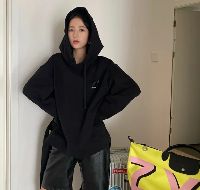 腿粗穿什么短裤，腿粗应该穿什么样的短裤（显瘦竟靠一条“大短裤”）