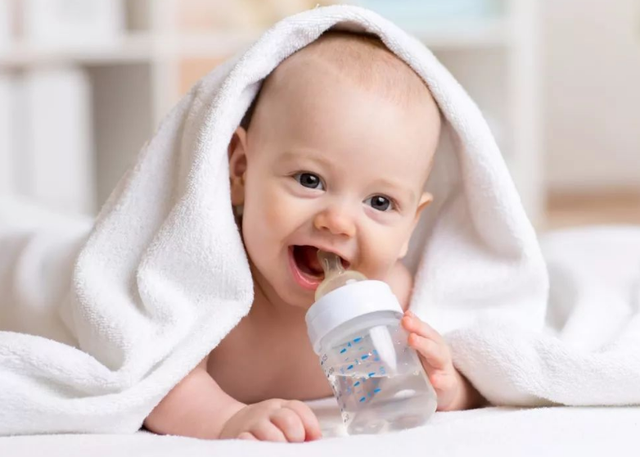 新生儿需要喝水吗，新生儿可以喝水吗（多大月龄孩子需要喝水）