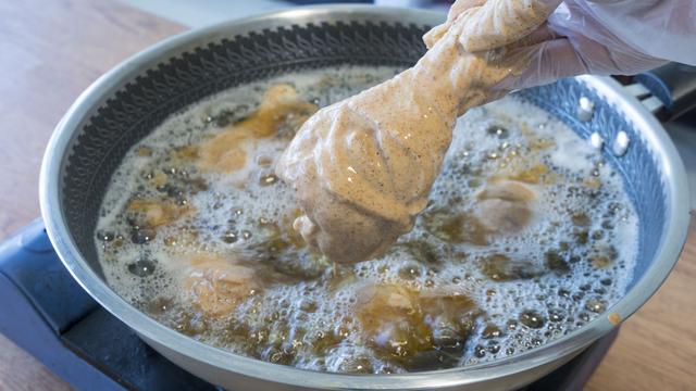 怎么炸鸡腿好吃又简单，怎么炸鸡腿肉又酥又脆（教你在家简单炸鸡腿）