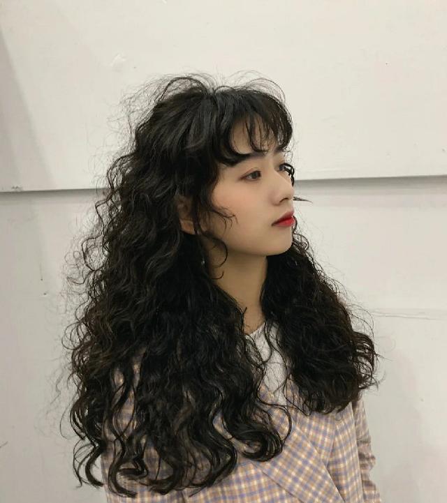 羊毛卷发型图片女，中长发烫发（不要再坚持你那万年不变的发型了）