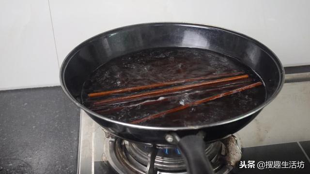 筷子发霉怎么弄干净，筷子发霉了怎么去除（多脏的筷子洗完就跟新的一样干净）