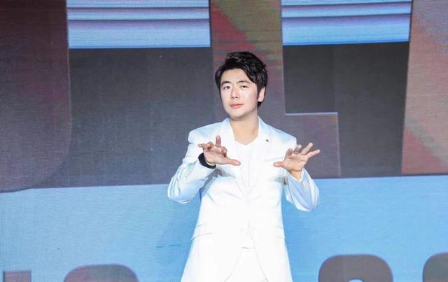 郎朗母亲简历资料，郎朗媳妇个人资料简介（寸步不离陪儿子十多年）