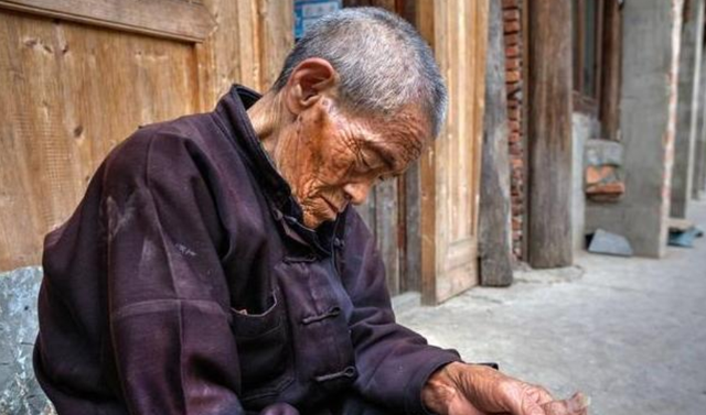 睡觉吐口水到底是不是病，睡觉吐口水就真的吐了（俗语：“晨不吐口水）