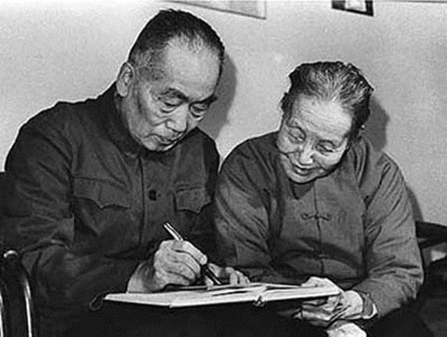 谢婉莹的作品有哪些，冰心的作品有哪些（孙子吴山为何在其石碑上涂红色大字）