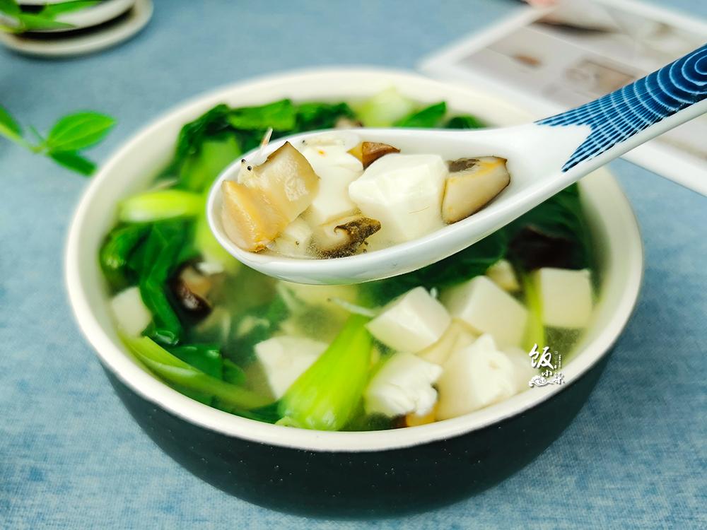 怎样做美味的香菇青菜豆腐汤，青菜香菇豆腐汤怎么做（为啥饭店做的青菜豆腐汤都那么好喝）