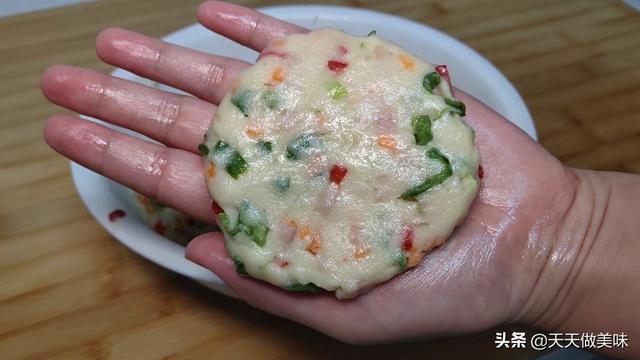 如何做家常土豆饼，怎样在家做土豆饼（教你做香酥土豆饼）