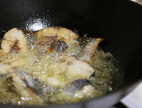 熏鲅鱼的家常做法，熏鲅鱼的家常做法窍门（烟台特色熏鲅鱼）